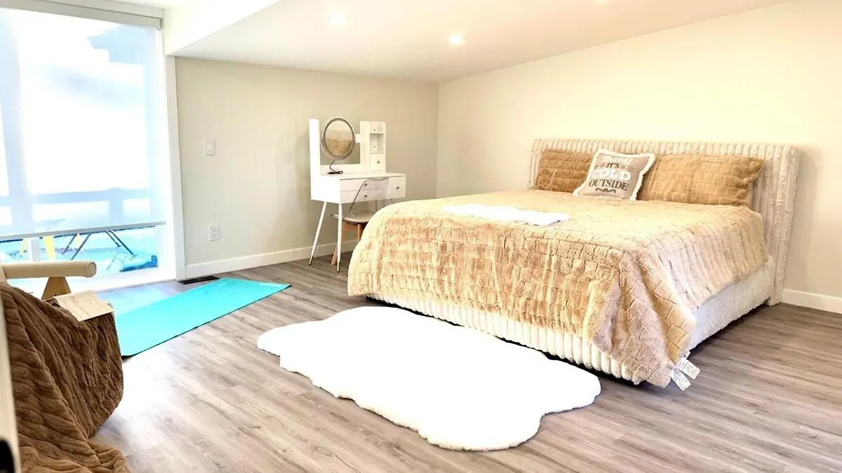 Holiday home 3 Story Luxury Cozy Sleek Home Edmonton Canada