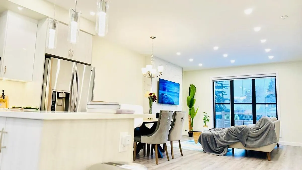 3 Story Luxury Cozy Sleek Home Edmonton 0*,