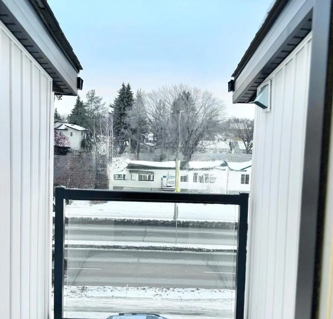3 Story Luxury Cozy Sleek Home Edmonton Holiday home