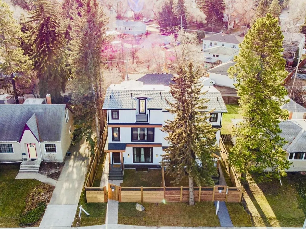 3 Story Luxury Cozy Sleek Home Edmonton Canada