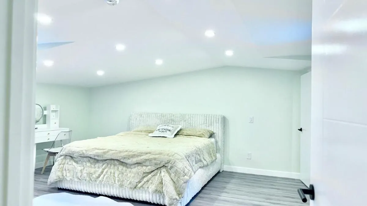 3 Story Luxury Cozy Sleek Home Edmonton Canada