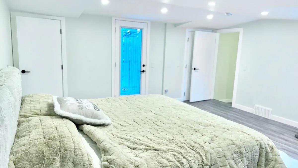 3 Story Luxury Cozy Sleek Home Edmonton Holiday home