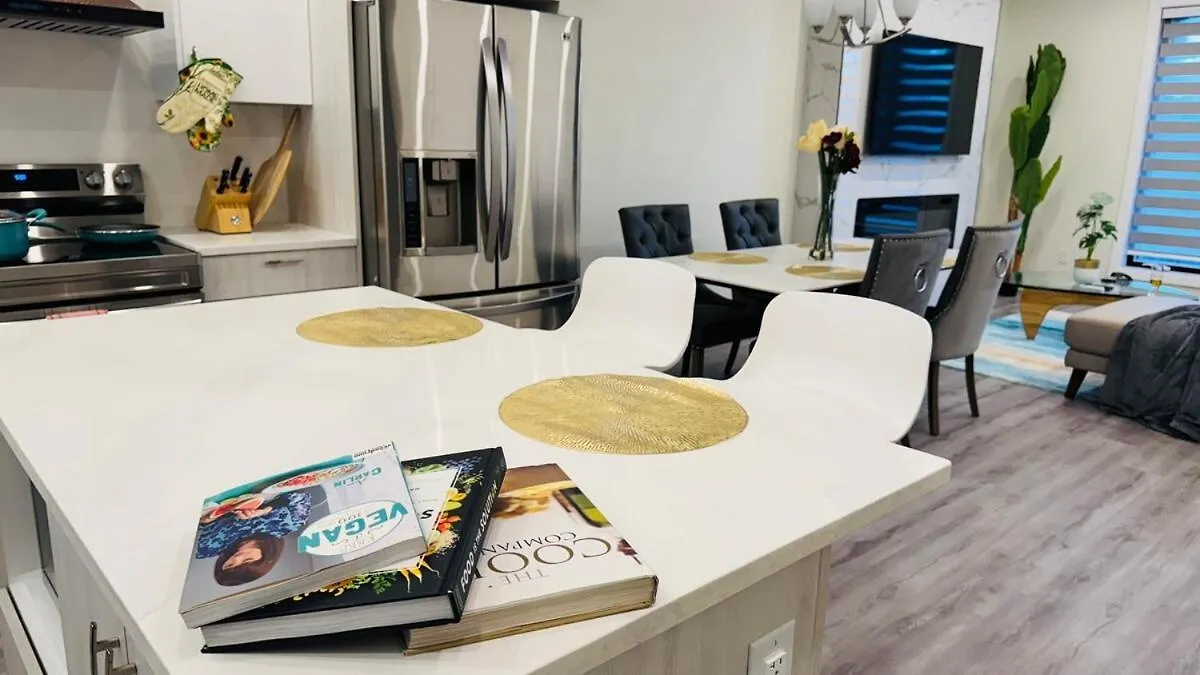 3 Story Luxury Cozy Sleek Home Edmonton 0*,