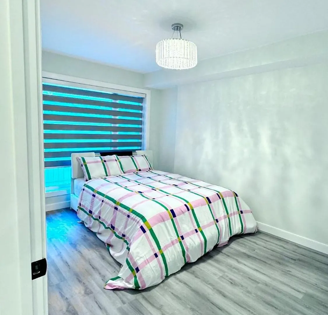 3 Story Luxury Cozy Sleek Home Edmonton Holiday home